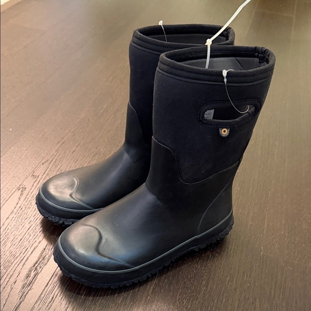Bogs boots Black Waterproof Boots size 4 youth size 6womens
